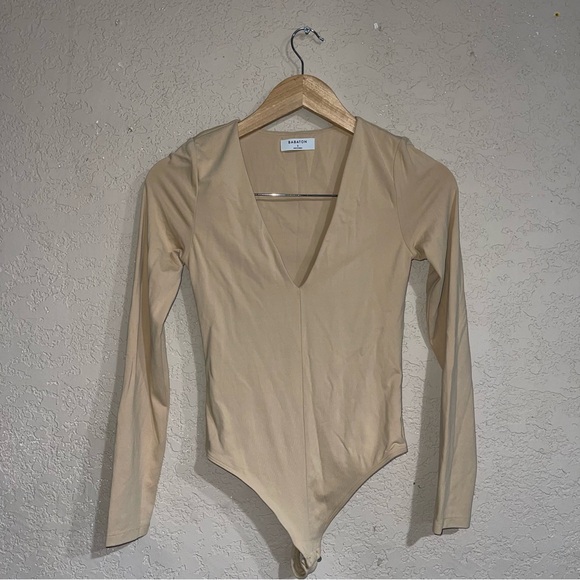 Babaton Aritzia | Contour V-Neck Longsleeve Bodysuit Size: Small - Picture 3 of 6